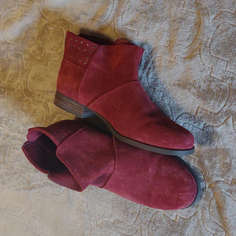 Red Kookaburra by UGG ankle boots with Ortholite insoles, size 8